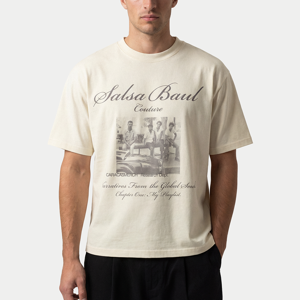 Modelo llevando la camiseta crema «Salsa Baul» de Caracas Merch